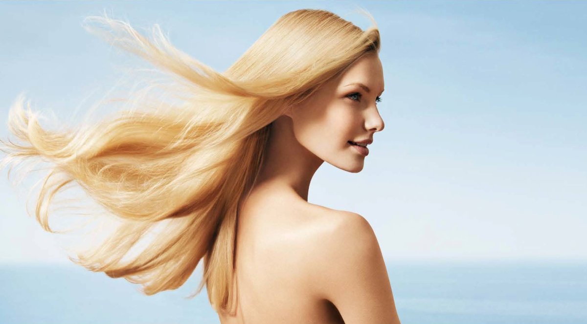 Девушка с развевающимися волосами