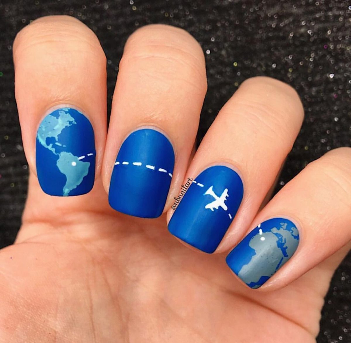 Маникюр с самолетиком