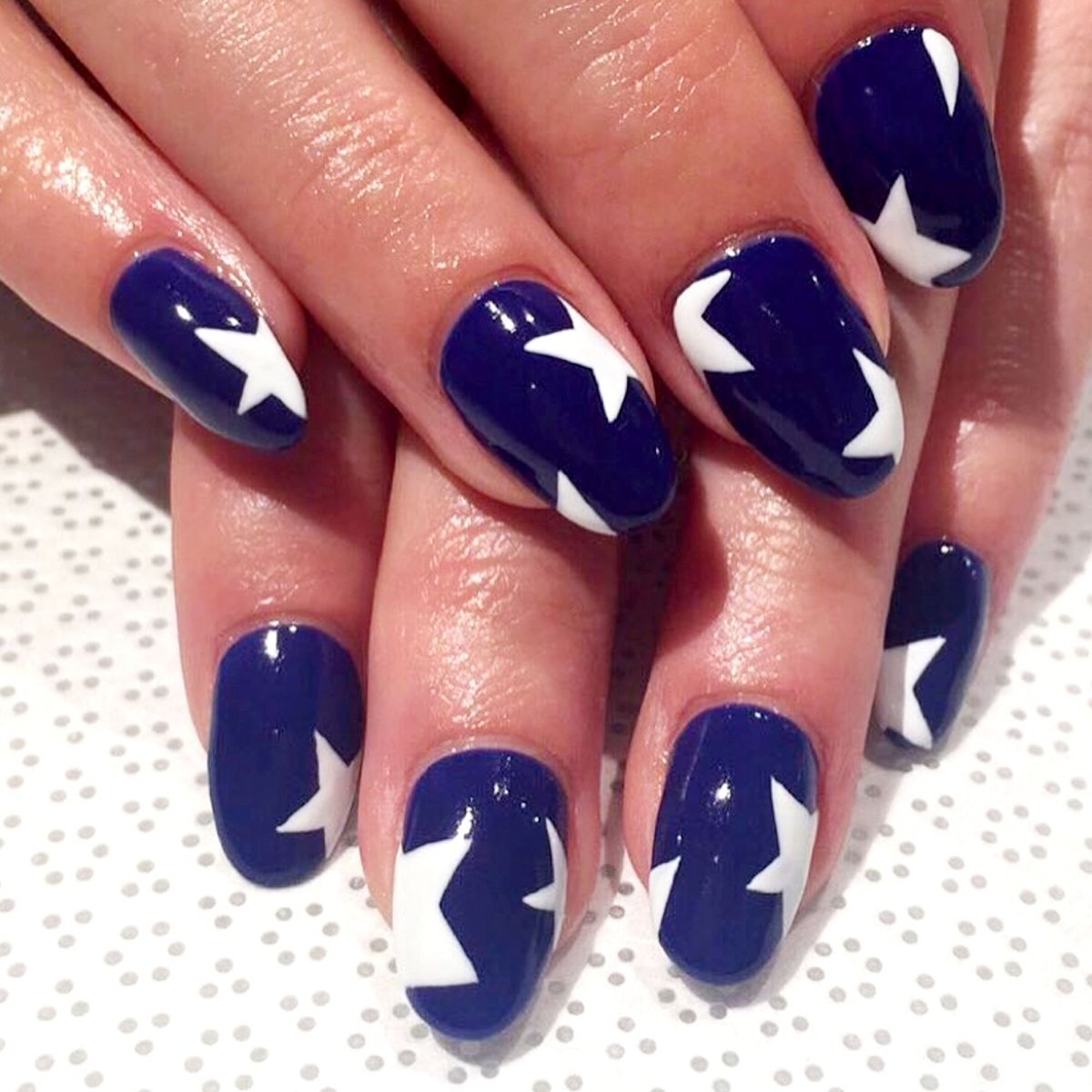 Синий маникюр со звездочками