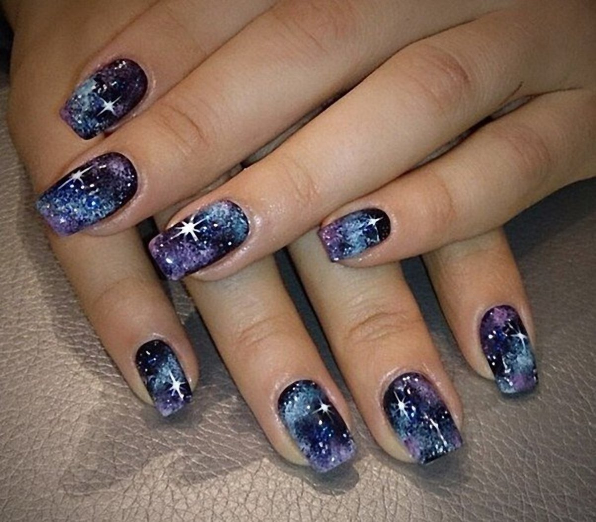 Новогодние ногти с синими блестками и тонами