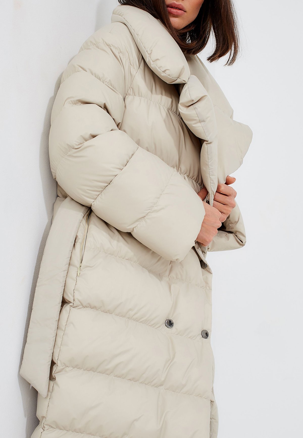 Бежевый длинный пуховик