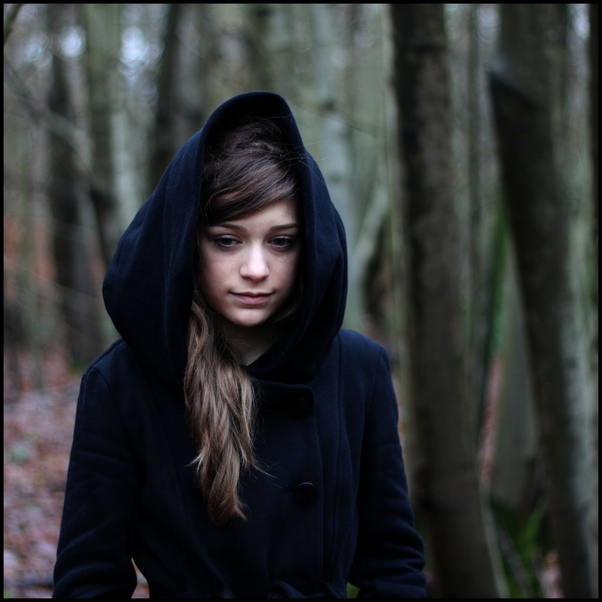 Брюнетка в капюшоне