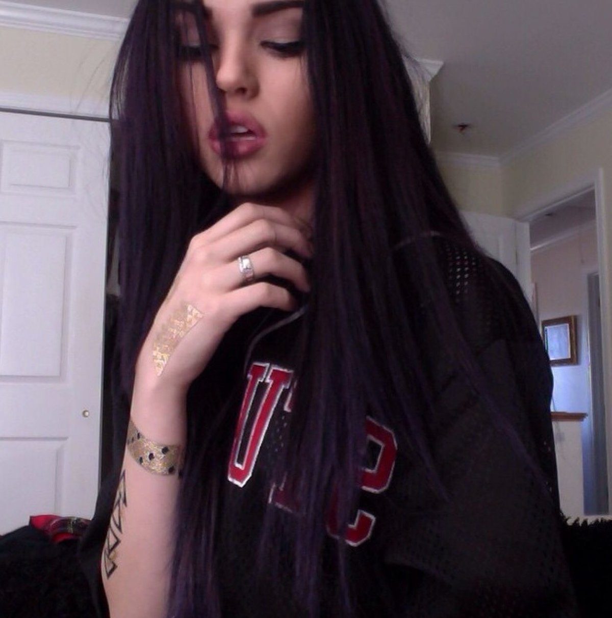 Меги Линдоман с чёрными волосами