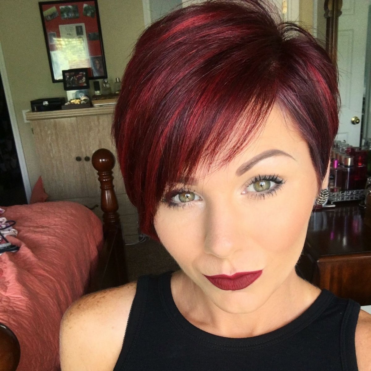 Красный цвет на коротких волосах